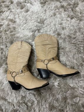 Dingo sz 6.5 Women’s Beige Western Booties with Stud & Ring Detail